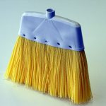Balai en plastique jaune extra
